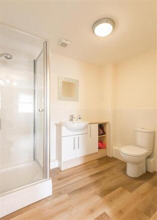 Ensuite (Bed 5)