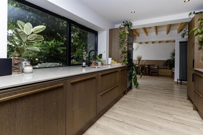 4 bed Detached for sale Image 7