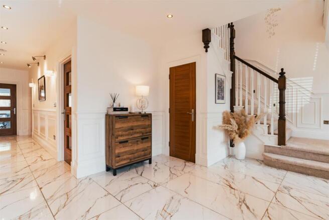 6 bed Detached for sale Image 7