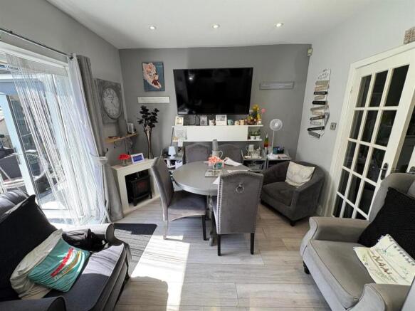 3 bed Semi-Detached for sale Image 4