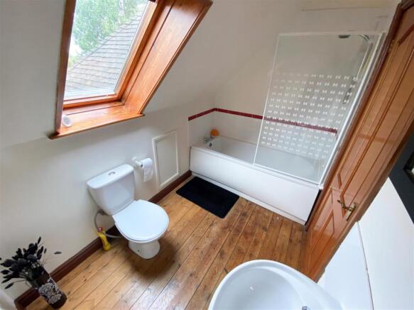 EN SUITE BATHROOM