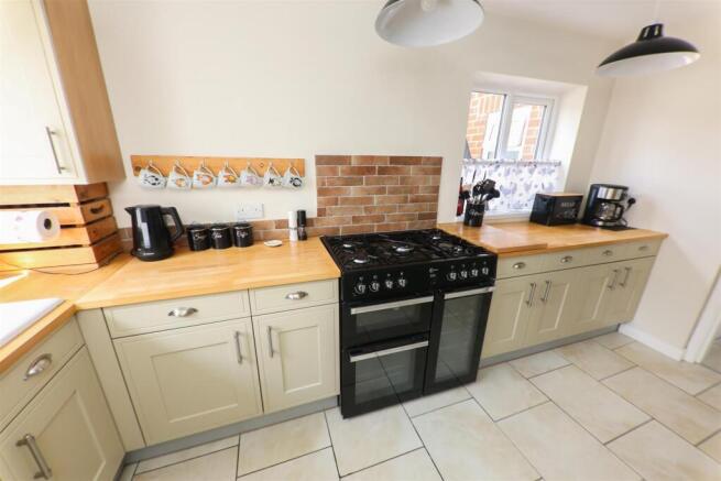 4 bed Semi-Detached for sale Image 9