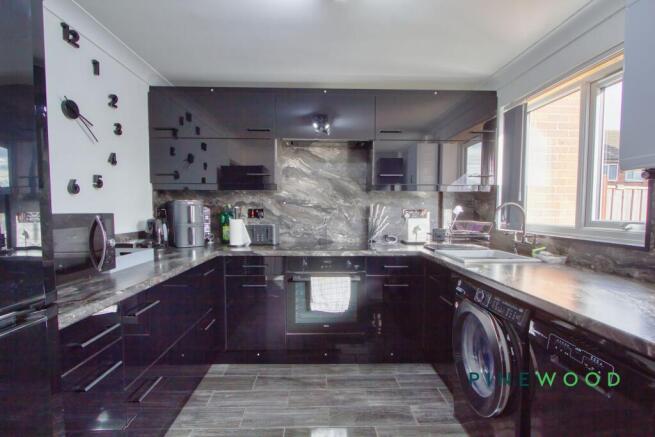 KITCHEN / BREAKFAST ROOM