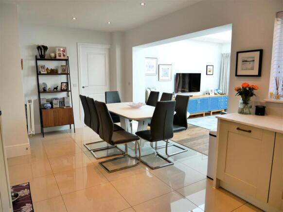 Open-Plan Dining Kitchen and Family Room