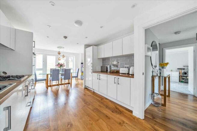 KITCHEN/DINING ROOM