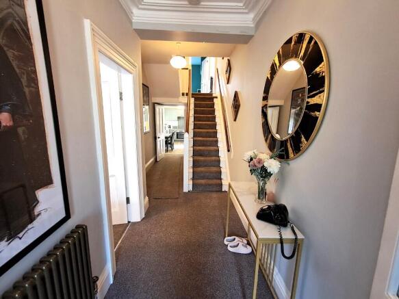 6 bed Semi-Detached for sale Image 7