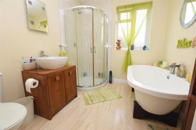 family bathroom.JPG