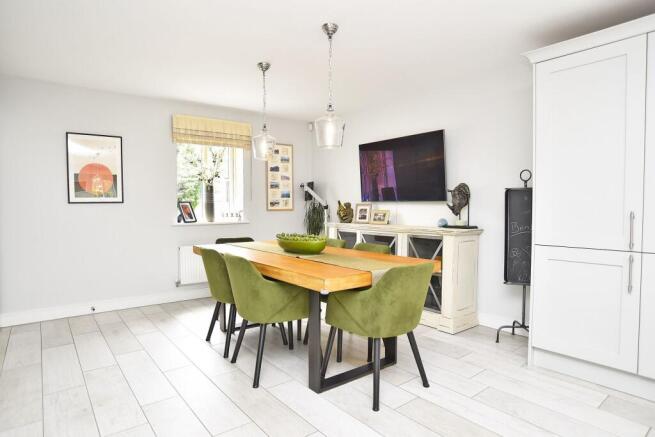 5 bed Detached for sale Image 7