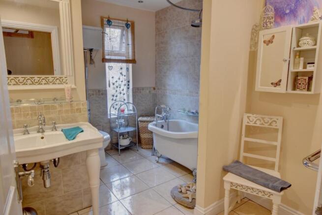 bathroom 2.jpg