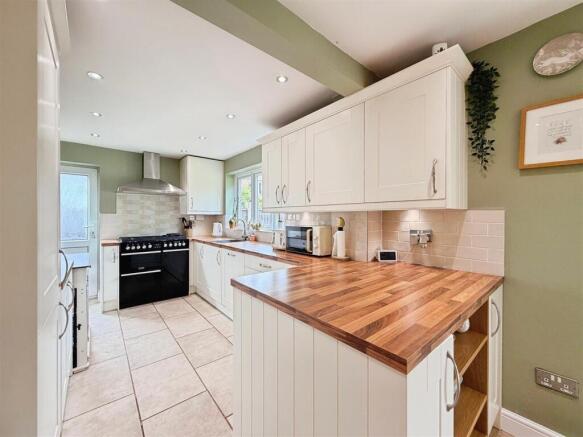 4 bed Detached for sale Image 4