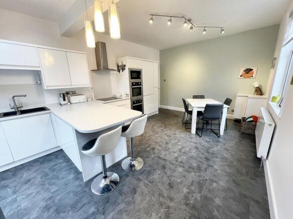 Balmoral Avenue, Huddersfield, HD4 photo 4