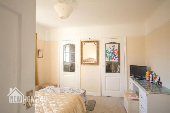 MASTER BEDROOM: