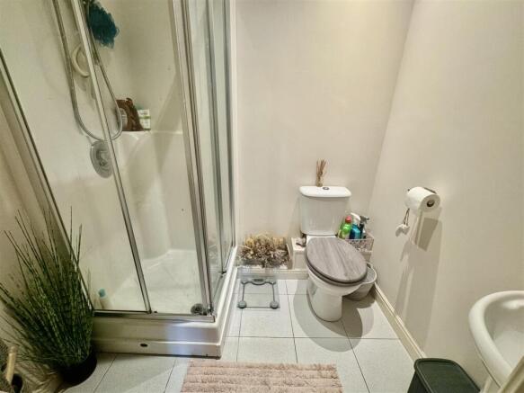 EN-SUITE SHOWER ROOM
