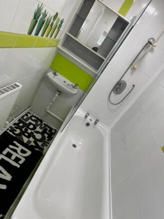 4 bed House Share to rent Image 5