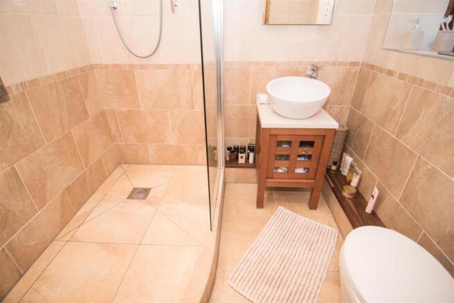 SHOWER ROOM / WET RO
