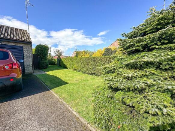OUTSIDE - SIDE GARDEN