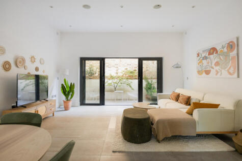Francis Bentley Mews, London, SW4 0