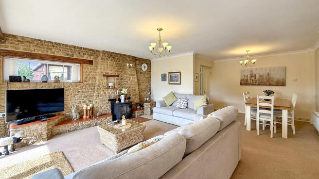 Lounge/dining roo...