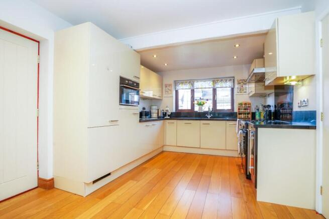 4 bed Detached for sale Image 6