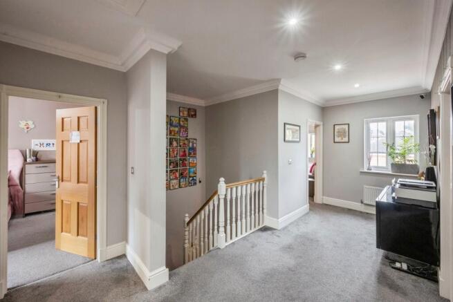 5 bed Detached for sale Image 11