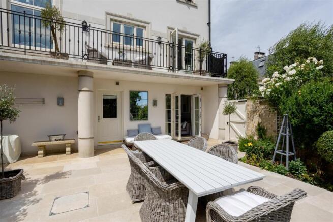 5 bed Town House for sale Image 12