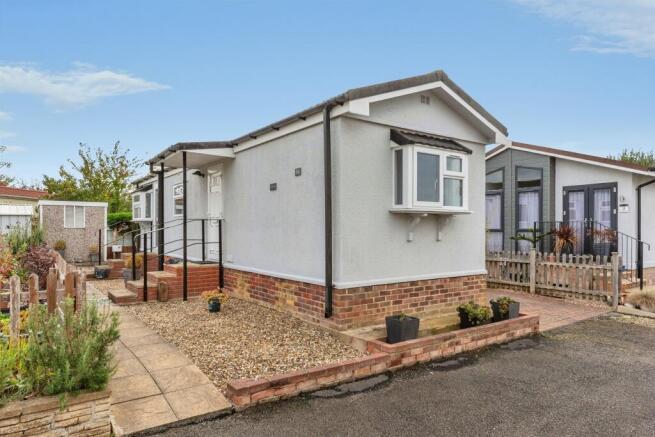1-bed caravan on Allington Gardens, Allington, Grantham, £67,000