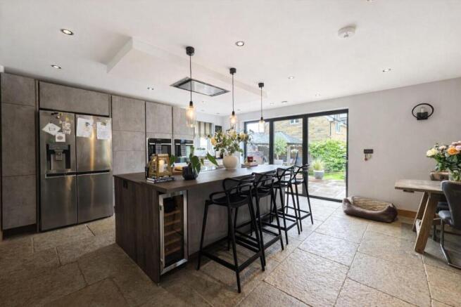 5 bed Detached for sale Image 8