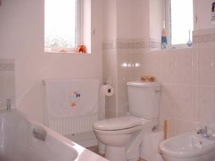 En suite shower/bath