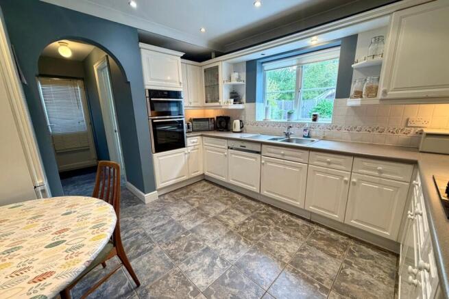 Ridgewood Drive, FRIMLEY, GU16 photo 4