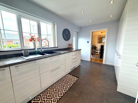 4 bed Detached for sale Image 11