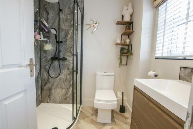 EN-SUITE SHOWER ROOM