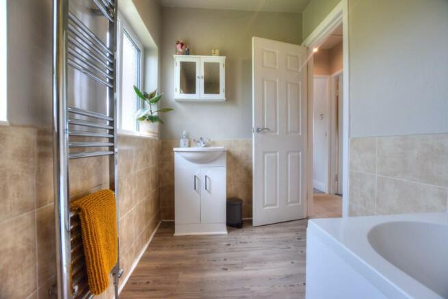 BATHROM 1_2.jpg