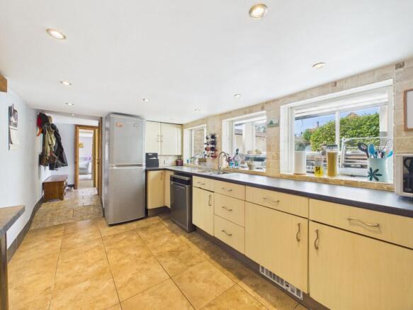 5 bed Detached for sale Image 7