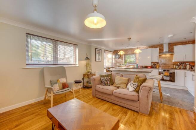 OPEN PLAN KITCHEN/LOUNGE