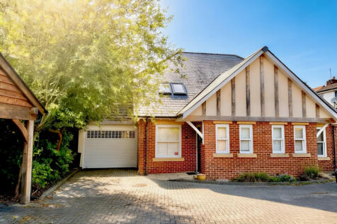 Hunters Lodge, Southampton Road, BH24 1JF