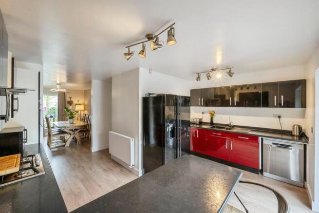5 bed Town House for sale Image 6