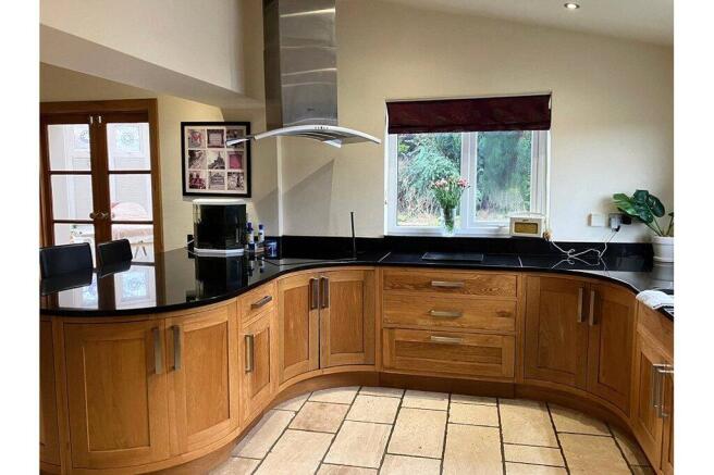 4 bed Detached for sale Image 7