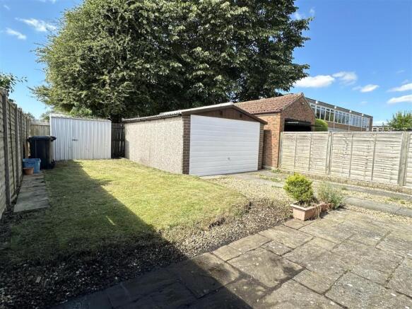 2 bed Semi-Detached Bungalow to rent Image 7
