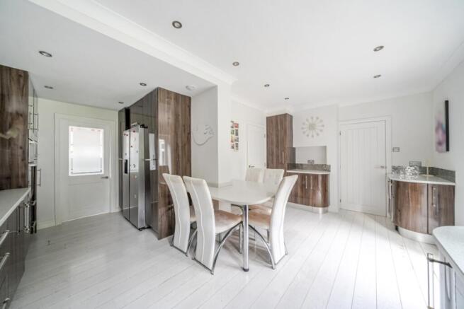 1376470-11-690b37...