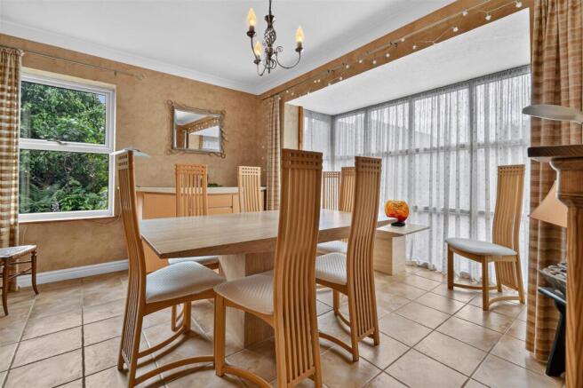 5 bed Detached for sale Image 4