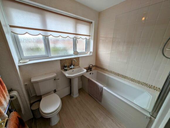 49 Mallard Close bathroom.jpg