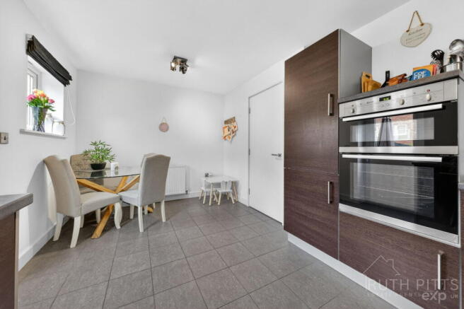 4 bed Town House for sale Image 5