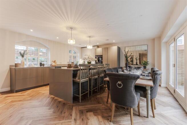 Kitchen/ Dinning