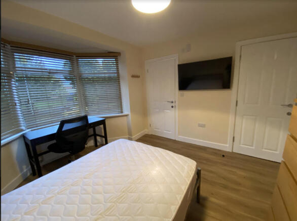 4 bed House to rent Image 6