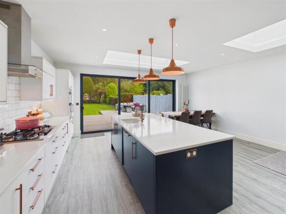 4 bed Semi-Detached for sale Image 7