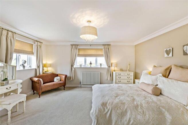 5 bed Detached for sale Image 9