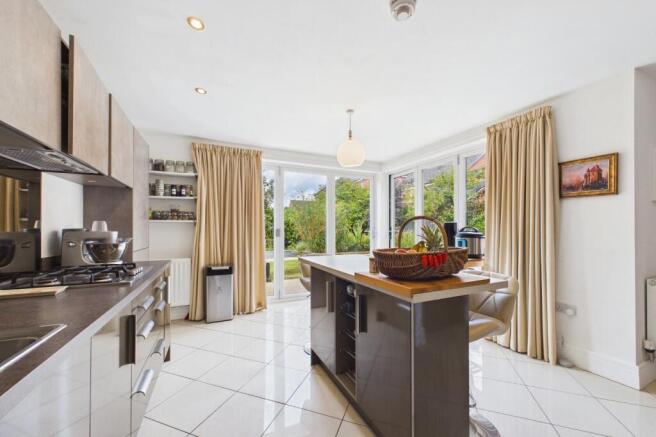 4 bed Detached for sale Image 6