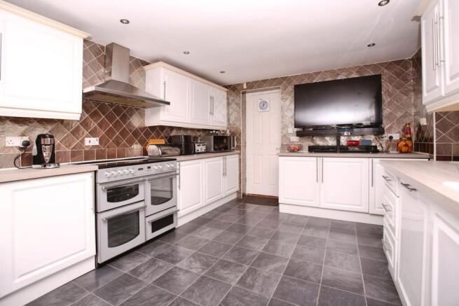 4 bed Detached for sale Image 5
