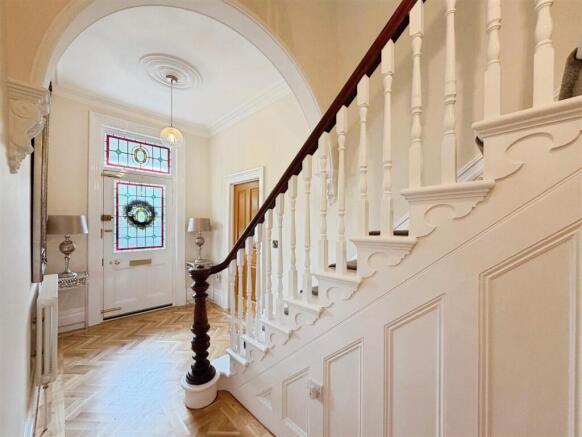 6 bed Detached for sale Image 6