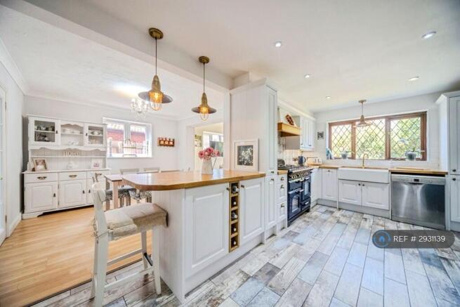 Kitchen/Breakfast Bar